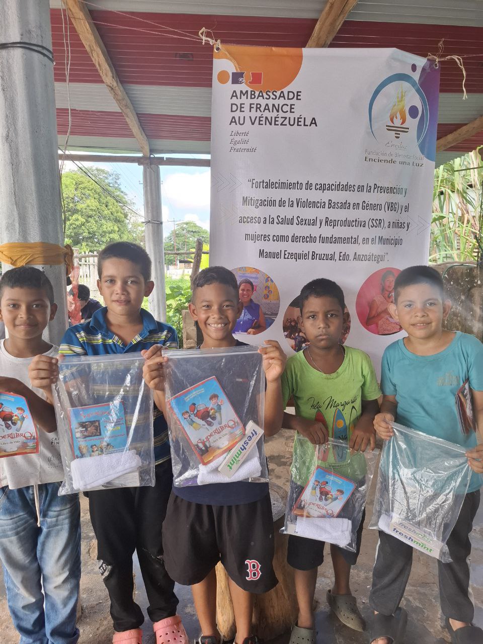 Dona $1 para actividades de niños necesitados